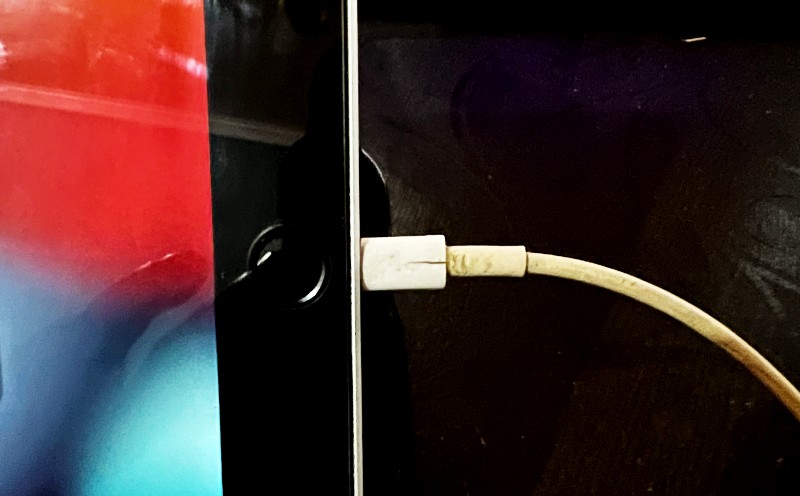 Defective Apple Lightning Cable
